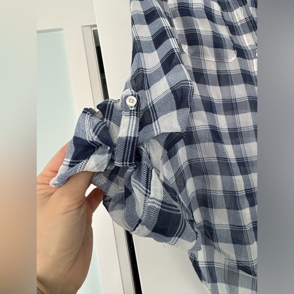 Beautiful very light spring summer shirt Hollister size XS - Picture 2 of 5